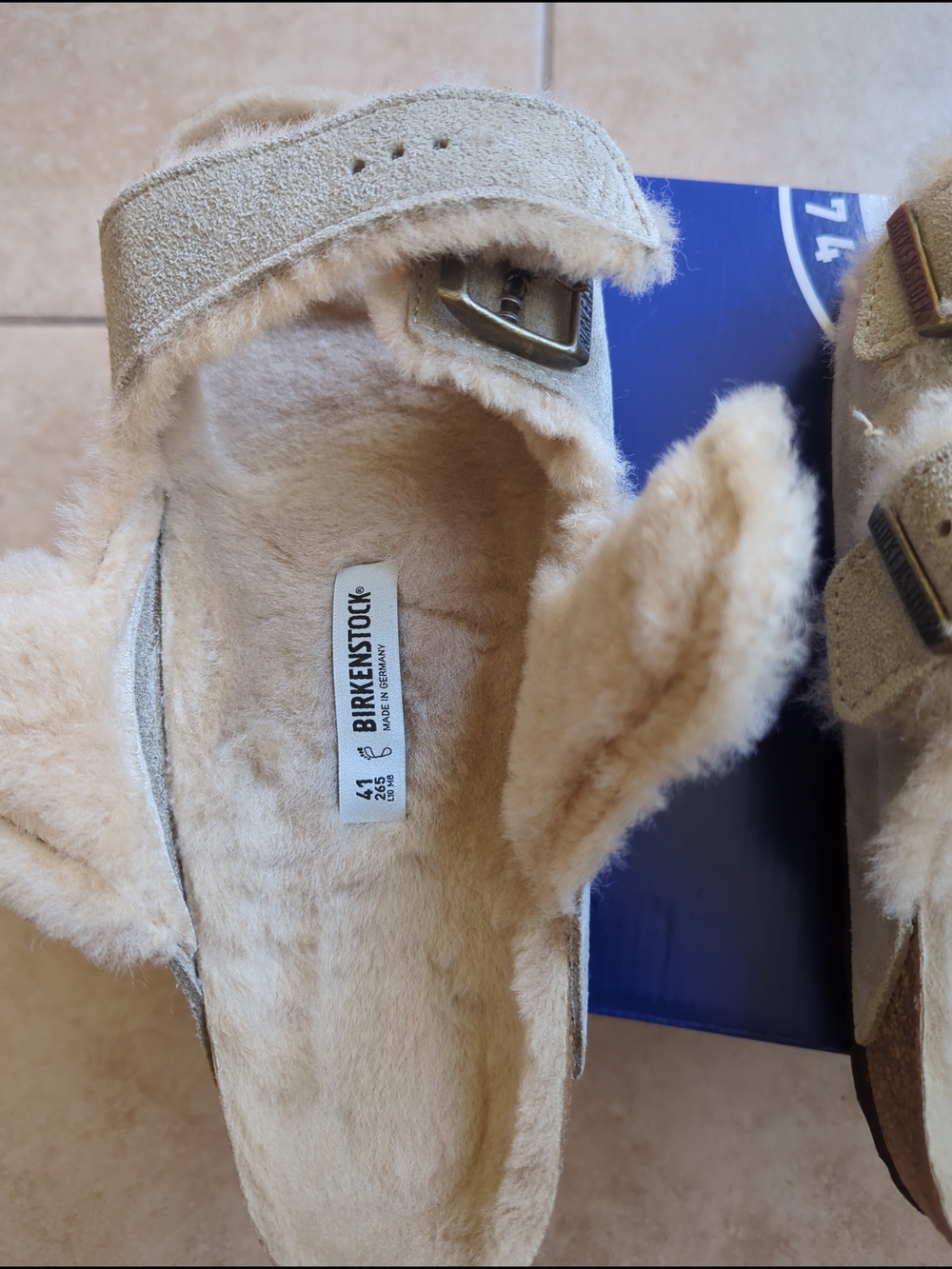 Birkenstock Arizona Shearling Slides Beige W10 EU41 NWT - Picture 7 of 7